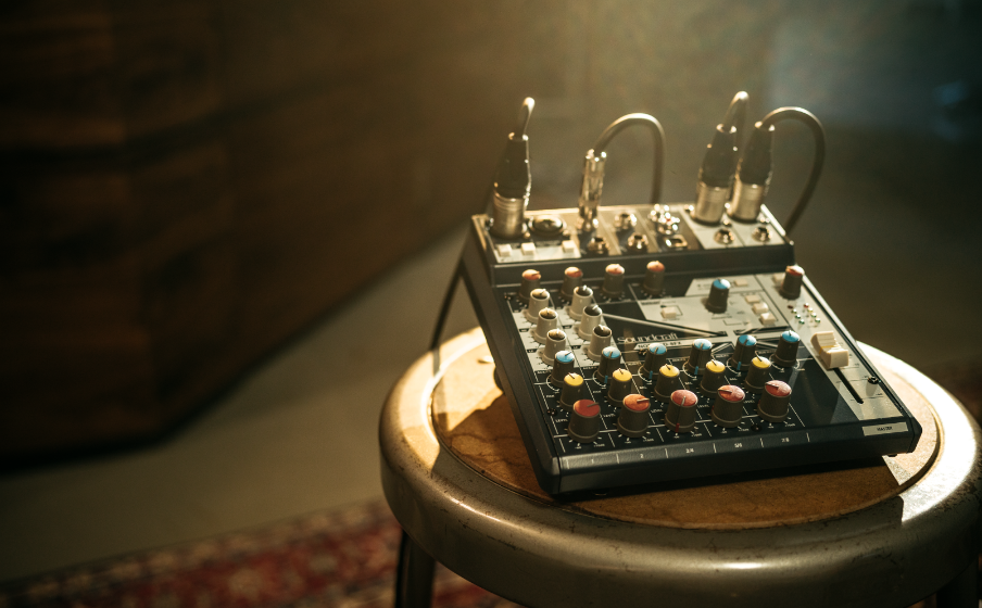 Notepad-8FX | Mixer analógico de tamanho compacto com USB I/O e